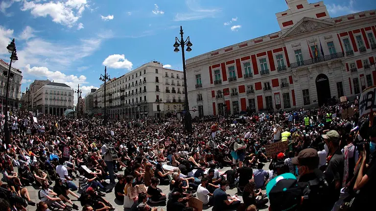 MADRID, 07/06/2020.- Manifestantes en la Puerta del Sol durante la concentración convocada en Madrid por la Comunidad negra africana y afrodescendiente en España (CNAAE) contra el racismo, tras la muerte del ciudadano afroamericano, George Floyd, durante su detención por la policía de Minneapolis. EFE/ Rodrigo Jiménez
