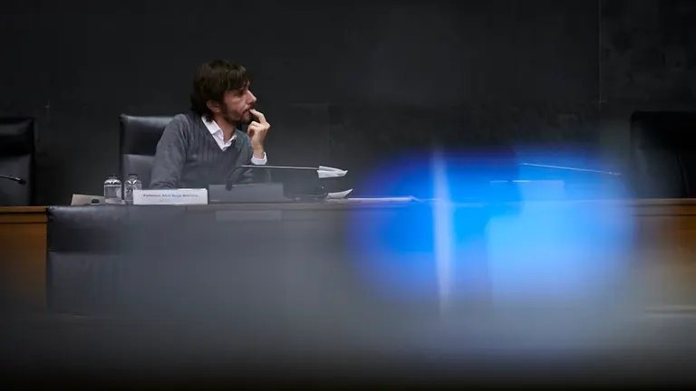 Mikel Buil, de Podemos, durante el debate y votación del plan reactivar Navarra. PABLO LASAOSA