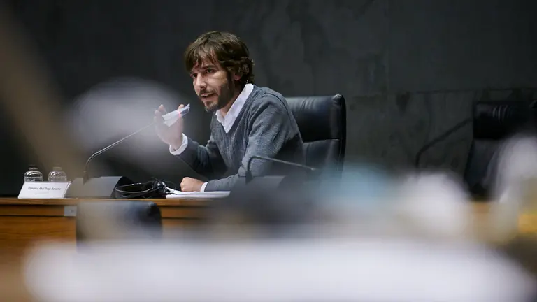 Mikel Buil, de Podemos, durante el debate y votación del plan reactivar Navarra. PABLO LASAOSA