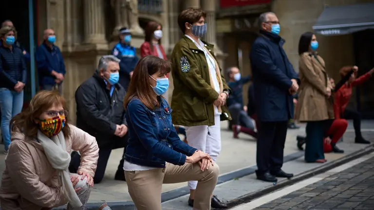 Concejales del PSN y Bildu en el Ayuntamiento de Pamplona se arrodillan durante un acto en memoria de George Floyd, asesinado en Estados Unidos y que ha provocado una ola social de rechazo en todo el mundo. MIGUEL OSÉS