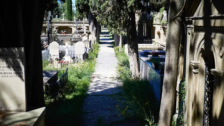 Vista de varias lápidas durante el primer día de apertura al público del cementerio de Pamplona una semana después de entrar en fase 1 de desescalada del confinamiento decretado por el Gobierno de España con motivo del coronavirus COVID19. En Pamplona, Na - Eduardo Sanz / Europa Press.