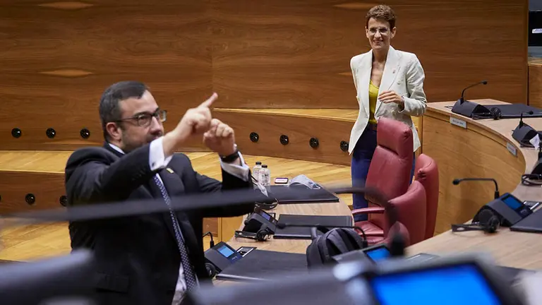 La Presidenta del Gobierno de Navarra, María Chivite; y el Vicepresidente primero, Javier Remírez, momentos antes del inicio de una sesión plenaria en el Parlamento de Navarra, en Pamplona, Navarra (España) a 4 de junio de 2020.

04 JUNIO 2020 POLÍTICA;MEDIDAS POLÍTICAS;PLENO;PARLAMENTO REGIONAL;CORTES DE NAVARRA

4/6/2020