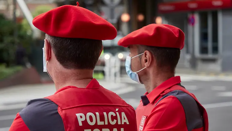 Agentes de la Policía Foral vigilan la entrada al Parlamento de Navarra donde se está celebrando una sesión plenaria, en Pamplona, Navarra (España) a 4 de junio de 2020.

04 JUNIO 2020 POLÍTICA;MEDIDAS POLÍTICAS;PLENO;PARLAMENTO REGIONAL;CORTES DE NAVARRA

4/6/2020
