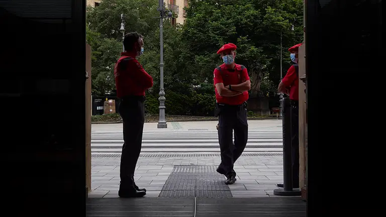 Agentes de la Policía Foral vigilan la entrada al Parlamento de Navarra donde se está celebrando una sesión plenaria, en Pamplona, Navarra (España) a 4 de junio de 2020.

04 JUNIO 2020 POLÍTICA;MEDIDAS POLÍTICAS;PLENO;PARLAMENTO REGIONAL;CORTES DE NAVARRA

4/6/2020