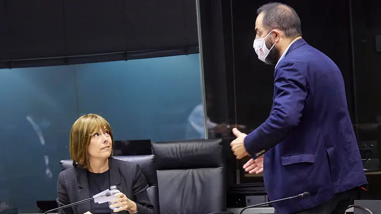 El Secretario de Organización del PSN-PSOE, Ramón Alzórriz, habla con la presidenta de Geroa Bai, Uxue Barkos, momentos antes del inicio de la Mesa y Junta de Portavoces en el Salón de Plenos del Parlamento de Navarra, en Pamplona, Navarra (España) a 4 de junio de 2020.

08 JUNIO 2020 POLÍTICA;POLÍTICA FORAL

8/6/2020