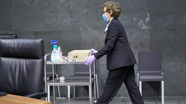 Una trabajadora de la limpieza momentos antes de limpiar y desinfectar la Sala de Plenos del Parlamento de Navarra tras una sesión de la Mesa y Junta de Portavoces, en Pamplona, Navarra (España) a 4 de junio de 2020.

08 JUNIO 2020 POLÍTICA;POLÍTICA FORAL

8/6/2020