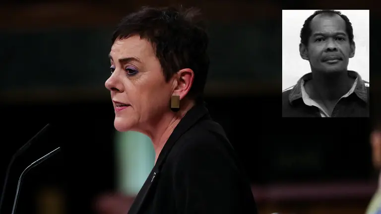La portavoz de Bildu en el Congreso, Mertxe Aizpurua, junto a una foto del gendarme frances Jean-Serge Nérin asesinado por la banda terrorista ETA.