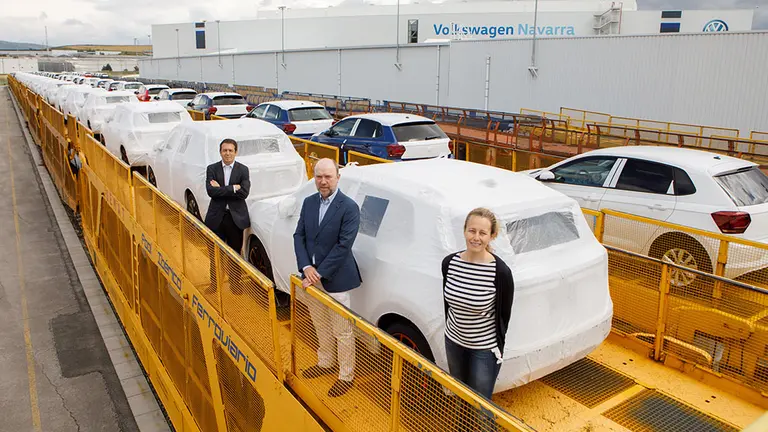 Volkswagen Navarra coches en tren