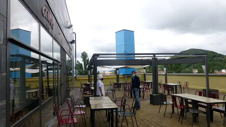 La cocinera Camila Vázquez con Iosu Medrano en la nueva terraza exterior propia del restaurante Ginos de Itaroa.