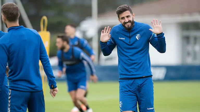 El defensa rojillo Raúl Navas en las instalaciones de Tajonar. CA Osasuna.