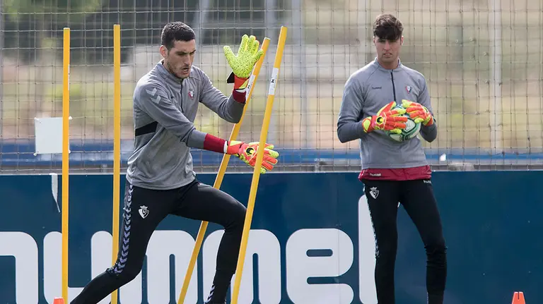 El portero rojillo Sergio Herrera en acción ante la mirada de Juan Pérez en Tajonar. CA Osasuna.