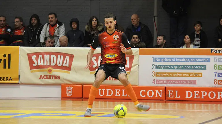Daniel Mesa &#34;Lucas&#34; con la camiseta del Ribera Navarra de fútbol sala. Cedida.