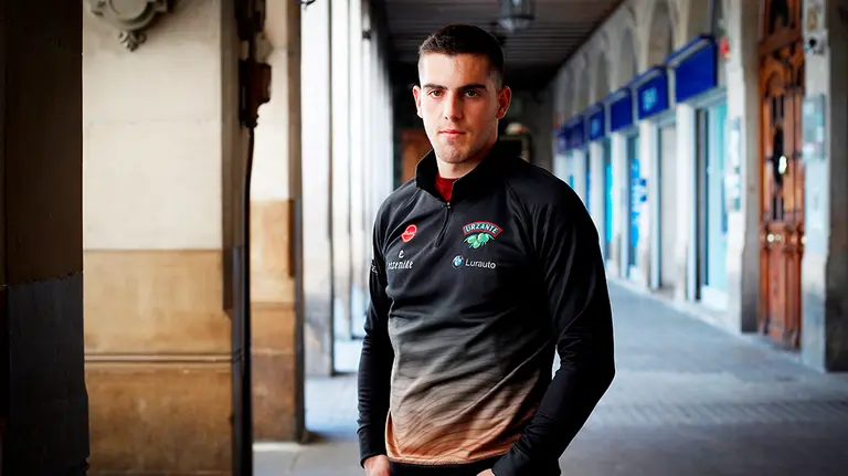 El &#39;aizkolari&#39; (cortador de troncos con hacha) Iker Vicente durante la entrevista concedida a Efe antes de intentar lograr el próximo domingo en el pabellón Navarra Arena de Pamplona un récord &#34;solidario&#34; para recaudar fondos que irán destinados a combatir la COVID-19 y batir al actual marca de Donato Larretxea, que cortó 14 troncos de 54 pulgadas en un tiempo inferior a 27 minutos y 17 segundos. EFE/Villar López.