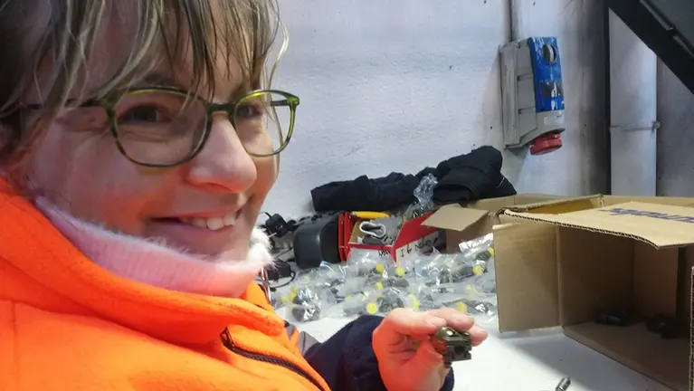 Leyre Musitu, ex-alumna de LaborAble, trabajando en la empresa SUMELEC NAVARRA, S.L