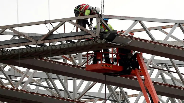 GRAFCAV6464. PAMPLONA, 10/06/2020.- Las obras del El Sadar continúan con el desmontaje de la cubierta de la tribuna alta que están desmontando por piezas. La iluminación que se encontraba distribuida a lo largo de la tribuna ha sido reubicada en las gradas y los focos sujetos sobre andamios que permitirá celebrar los partidos de noche, como el que el equipo rojillo disputara el próximo 17 de junio frente al Atletico de Madrid a las 22:00 de la noche..  EFE/ Jesús Diges
