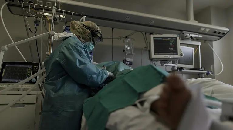 Personal sanitario totalmente protegido atiende a un paciente ingresado en la Unidad de Cuidados Intensivos del Hospital Infanta Sofía en San Sebastián de los Reyes (Madrid) donde el responsable de la UCI del centro, Ángel González Gallego, ha señalado que "sí el funcionamiento normal de la UVI era de 8 camas, han llegado a tener 40 puestos críticos, cinco veces más de su capacidad", debido a la crisis del Covid-19 en la región. En San Sebastián de los Reyes, Madrid, (España), a 28 de abril de 2020.

29 ABRIL 2020;CORONAVIRUS;VIRUS;COVID19;EPIDEMIA;PANDEMIA;SAN SEBASTIAN DE LOS REYES;HOSPITAL INFANTA SOFIA
  (Foto de ARCHIVO)

28/4/2020