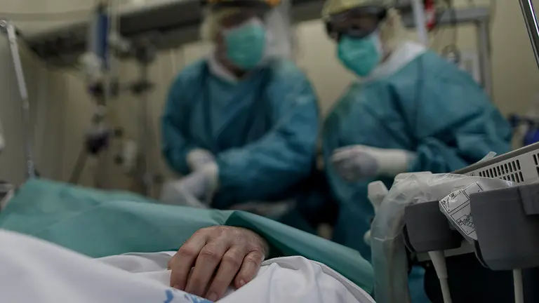 Personal sanitario totalmente protegido atiende a un paciente ingresado en la Unidad de Cuidados Intensivos del Hospital Infanta Sofía en San Sebastián de los Reyes (Madrid) donde el responsable de la UCI del centro, Ángel González Gallego, ha señalado que &#34;sí el funcionamiento normal de la UVI era de 8 camas, han llegado a tener 40 puestos críticos, cinco veces más de su capacidad&#34;, debido a la crisis del Covid-19 en la región. En San Sebastián de los Reyes, Madrid, (España), a 28 de abril de 2020.

29 ABRIL 2020;CORONAVIRUS;VIRUS;COVID19;EPIDEMIA;PANDEMIA;SAN SEBASTIAN DE LOS REYES;HOSPITAL INFANTA SOFIA

28/4/2020