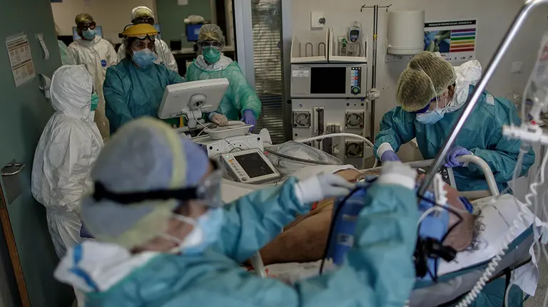 Personal sanitario totalmente protegido atiende a un paciente ingresado en la Unidad de Cuidados Intensivos del Hospital Infanta Sofía en San Sebastián de los Reyes (Madrid) donde el responsable de la UCI del centro, Ángel González Gallego, ha señalado que "sí el funcionamiento normal de la UVI era de 8 camas, han llegado a tener 40 puestos críticos, cinco veces más de su capacidad", debido a la crisis del Covid-19 en la región. En San Sebastián de los Reyes, Madrid, (España), a 28 de abril de 2020.

29 ABRIL 2020;CORONAVIRUS;VIRUS;COVID19;EPIDEMIA;PANDEMIA;SAN SEBASTIAN DE LOS REYES;HOSPITAL INFANTA SOFIA
  (Foto de ARCHIVO)

28/4/2020
