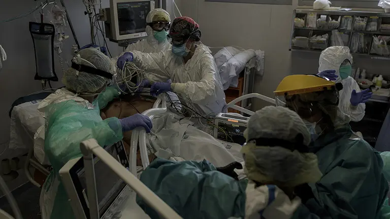 Personal sanitario totalmente protegido atiende a un paciente ingresado en la Unidad de Cuidados Intensivos del Hospital Infanta Sofía en San Sebastián de los Reyes (Madrid) donde el responsable de la UCI del centro, Ángel González Gallego, ha señalado que "sí el funcionamiento normal de la UVI era de 8 camas, han llegado a tener 40 puestos críticos, cinco veces más de su capacidad", debido a la crisis del Covid-19 en la región. En San Sebastián de los Reyes, Madrid, (España), a 28 de abril de 2020.

29 ABRIL 2020;CORONAVIRUS;VIRUS;COVID19;EPIDEMIA;PANDEMIA;SAN SEBASTIAN DE LOS REYES;HOSPITAL INFANTA SOFIA
  (Foto de ARCHIVO)

28/4/2020