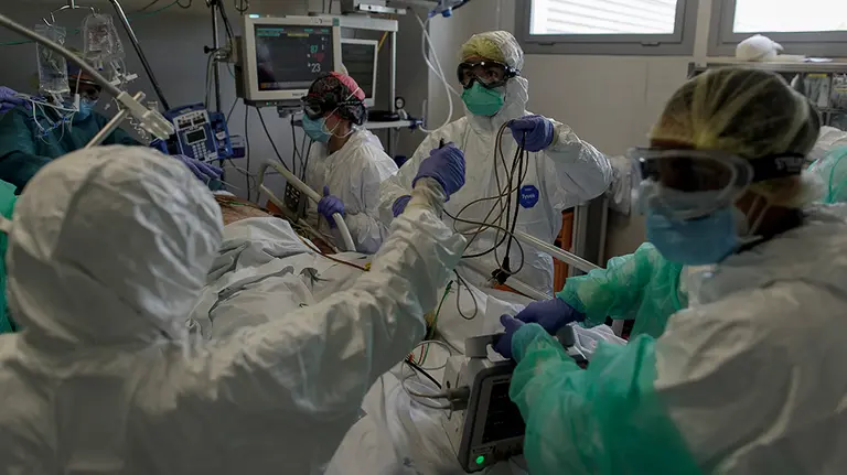 Personal sanitario totalmente protegido atiende a un paciente ingresado en la Unidad de Cuidados Intensivos del Hospital Infanta Sofía en San Sebastián de los Reyes (Madrid) donde el responsable de la UCI del centro, Ángel González Gallego, ha señalado que "sí el funcionamiento normal de la UVI era de 8 camas, han llegado a tener 40 puestos críticos, cinco veces más de su capacidad", debido a la crisis del Covid-19 en la región. En San Sebastián de los Reyes, Madrid, (España), a 28 de abril de 2020.

29 ABRIL 2020;CORONAVIRUS;VIRUS;COVID19;EPIDEMIA;PANDEMIA;SAN SEBASTIAN DE LOS REYES;HOSPITAL INFANTA SOFIA
  (Foto de ARCHIVO)

28/4/2020