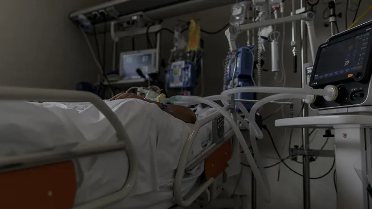 Personal sanitario totalmente protegido atiende a un paciente ingresado en la Unidad de Cuidados Intensivos del Hospital Infanta Sofía en San Sebastián de los Reyes (Madrid) donde el responsable de la UCI del centro, Ángel González Gallego, ha señalado que "sí el funcionamiento normal de la UVI era de 8 camas, han llegado a tener 40 puestos críticos, cinco veces más de su capacidad", debido a la crisis del Covid-19 en la región. En San Sebastián de los Reyes, Madrid, (España), a 28 de abril de 2020.

29 ABRIL 2020;CORONAVIRUS;VIRUS;COVID19;EPIDEMIA;PANDEMIA;SAN SEBASTIAN DE LOS REYES;HOSPITAL INFANTA SOFIA
  (Foto de ARCHIVO)

28/4/2020