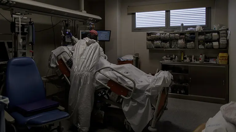 Personal sanitario totalmente protegido atiende a un paciente ingresado en la Unidad de Cuidados Intensivos del Hospital Infanta Sofía en San Sebastián de los Reyes (Madrid) donde el responsable de la UCI del centro, Ángel González Gallego, ha señalado que "sí el funcionamiento normal de la UVI era de 8 camas, han llegado a tener 40 puestos críticos, cinco veces más de su capacidad", debido a la crisis del Covid-19 en la región. En San Sebastián de los Reyes, Madrid, (España), a 28 de abril de 2020.

29 ABRIL 2020;CORONAVIRUS;VIRUS;COVID19;EPIDEMIA;PANDEMIA;SAN SEBASTIAN DE LOS REYES;HOSPITAL INFANTA SOFIA
  (Foto de ARCHIVO)

28/4/2020