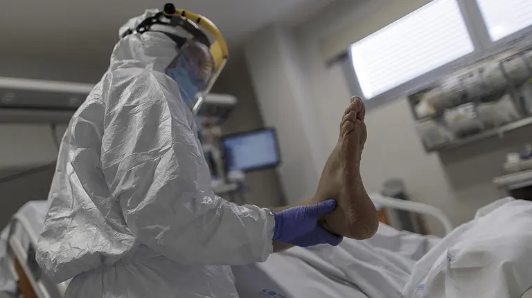 Personal sanitario totalmente protegido atiende a un paciente ingresado en la Unidad de Cuidados Intensivos del Hospital Infanta Sofía en San Sebastián de los Reyes (Madrid) donde el responsable de la UCI del centro, Ángel González Gallego, ha señalado que "sí el funcionamiento normal de la UVI era de 8 camas, han llegado a tener 40 puestos críticos, cinco veces más de su capacidad", debido a la crisis del Covid-19 en la región. En San Sebastián de los Reyes, Madrid, (España), a 28 de abril de 2020.

29 ABRIL 2020;CORONAVIRUS;VIRUS;COVID19;EPIDEMIA;PANDEMIA;SAN SEBASTIAN DE LOS REYES;HOSPITAL INFANTA SOFIA
  (Foto de ARCHIVO)

28/4/2020