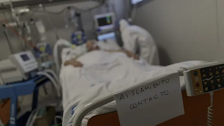 Personal sanitario totalmente protegido atiende a un paciente ingresado en la Unidad de Cuidados Intensivos del Hospital Infanta Sofía en San Sebastián de los Reyes (Madrid) donde el responsable de la UCI del centro, Ángel González Gallego, ha señalado que "sí el funcionamiento normal de la UVI era de 8 camas, han llegado a tener 40 puestos críticos, cinco veces más de su capacidad", debido a la crisis del Covid-19 en la región. En San Sebastián de los Reyes, Madrid, (España), a 28 de abril de 2020.

29 ABRIL 2020;CORONAVIRUS;VIRUS;COVID19;EPIDEMIA;PANDEMIA;SAN SEBASTIAN DE LOS REYES;HOSPITAL INFANTA SOFIA
  (Foto de ARCHIVO)

28/4/2020