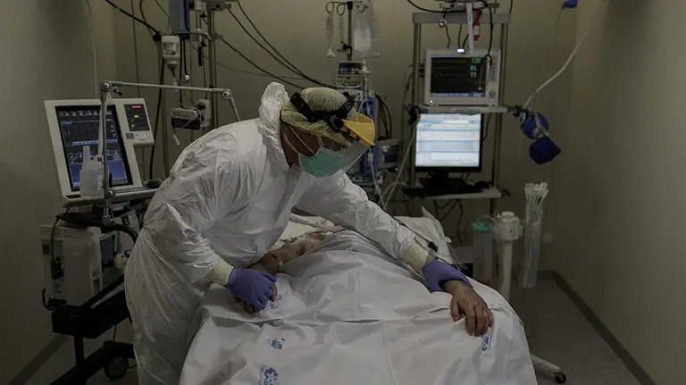 Personal sanitario totalmente protegido atiende a un paciente ingresado en la Unidad de Cuidados Intensivos del Hospital Infanta Sofía en San Sebastián de los Reyes (Madrid) donde el responsable de la UCI del centro, Ángel González Gallego, ha señalado que "sí el funcionamiento normal de la UVI era de 8 camas, han llegado a tener 40 puestos críticos, cinco veces más de su capacidad", debido a la crisis del Covid-19 en la región. En San Sebastián de los Reyes, Madrid, (España), a 28 de abril de 2020.

29 ABRIL 2020;CORONAVIRUS;VIRUS;COVID19;EPIDEMIA;PANDEMIA;SAN SEBASTIAN DE LOS REYES;HOSPITAL INFANTA SOFIA
  (Foto de ARCHIVO)

28/4/2020