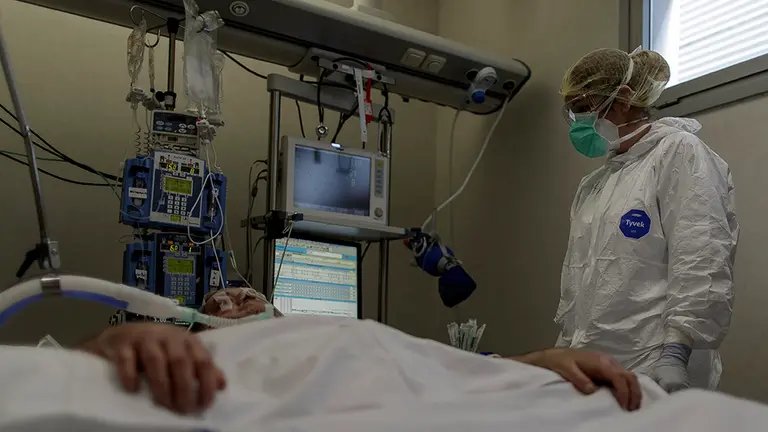 Personal sanitario totalmente protegido atiende a un paciente ingresado en la Unidad de Cuidados Intensivos del Hospital Infanta Sofía en San Sebastián de los Reyes (Madrid) donde el responsable de la UCI del centro, Ángel González Gallego, ha señalado que "sí el funcionamiento normal de la UVI era de 8 camas, han llegado a tener 40 puestos críticos, cinco veces más de su capacidad", debido a la crisis del Covid-19 en la región. En San Sebastián de los Reyes, Madrid, (España), a 28 de abril de 2020.

29 ABRIL 2020;CORONAVIRUS;VIRUS;COVID19;EPIDEMIA;PANDEMIA;SAN SEBASTIAN DE LOS REYES;HOSPITAL INFANTA SOFIA

28/4/2020