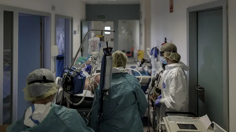 Personal sanitario totalmente protegido trasladan a un paciente ingresado en la Unidad de Cuidados Intensivos del Hospital Infanta Sofía en San Sebastián de los Reyes (Madrid) donde el responsable de la UCI del centro, Ángel González Gallego, ha señalado que "sí el funcionamiento normal de la UVI era de 8 camas, han llegado a tener 40 puestos críticos, cinco veces más de su capacidad", debido a la crisis del Covid-19 en la región. En San Sebastián de los Reyes, Madrid, (España), a 28 de abril de 2020.

29 ABRIL 2020;CORONAVIRUS;VIRUS;COVID19;EPIDEMIA;PANDEMIA;SAN SEBASTIAN DE LOS REYES;HOSPITAL INFANTA SOFIA
  (Foto de ARCHIVO)

28/4/2020
