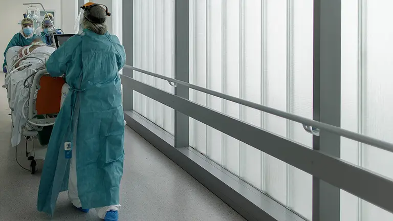 Personal sanitario totalmente protegido trasladan a un paciente ingresado en la Unidad de Cuidados Intensivos del Hospital Infanta Sofía en San Sebastián de los Reyes (Madrid) donde el responsable de la UCI del centro, Ángel González Gallego, ha señalado que "sí el funcionamiento normal de la UVI era de 8 camas, han llegado a tener 40 puestos críticos, cinco veces más de su capacidad", debido a la crisis del Covid-19 en la región. En San Sebastián de los Reyes, Madrid, (España), a 28 de abril de 2020.

29 ABRIL 2020;CORONAVIRUS;VIRUS;COVID19;EPIDEMIA;PANDEMIA;SAN SEBASTIAN DE LOS REYES;HOSPITAL INFANTA SOFIA

28/4/2020