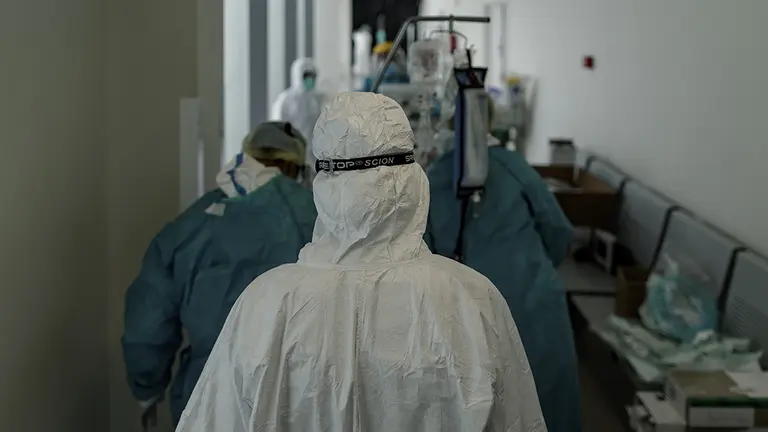 Personal sanitario totalmente protegido trasladan a un paciente ingresado en la Unidad de Cuidados Intensivos del Hospital Infanta Sofía en San Sebastián de los Reyes (Madrid) donde el responsable de la UCI del centro, Ángel González Gallego, ha señalado que "sí el funcionamiento normal de la UVI era de 8 camas, han llegado a tener 40 puestos críticos, cinco veces más de su capacidad", debido a la crisis del Covid-19 en la región. En San Sebastián de los Reyes, Madrid, (España), a 28 de abril de 2020.

29 ABRIL 2020;CORONAVIRUS;VIRUS;COVID19;EPIDEMIA;PANDEMIA;SAN SEBASTIAN DE LOS REYES;HOSPITAL INFANTA SOFIA
  (Foto de ARCHIVO)

28/4/2020