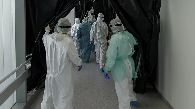 Personal sanitario totalmente protegido trasladan a un paciente ingresado en la Unidad de Cuidados Intensivos del Hospital Infanta Sofía en San Sebastián de los Reyes (Madrid) donde el responsable de la UCI del centro, Ángel González Gallego, ha señalado que "sí el funcionamiento normal de la UVI era de 8 camas, han llegado a tener 40 puestos críticos, cinco veces más de su capacidad", debido a la crisis del Covid-19 en la región. En San Sebastián de los Reyes, Madrid, (España), a 28 de abril de 2020.

29 ABRIL 2020;CORONAVIRUS;VIRUS;COVID19;EPIDEMIA;PANDEMIA;SAN SEBASTIAN DE LOS REYES;HOSPITAL INFANTA SOFIA
  (Foto de ARCHIVO)

28/4/2020