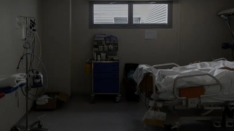 Situación de un paciente ingresado en la Unidad de Cuidados Intensivos del Hospital Infanta Sofía en San Sebastián de los Reyes (Madrid) donde el responsable de la UCI del centro, Ángel González Gallego, ha señalado que "sí el funcionamiento normal de la UVI era de 8 camas, han llegado a tener 40 puestos críticos, cinco veces más de su capacidad", debido a la crisis del Covid-19 en la región. En San Sebastián de los Reyes, Madrid, (España), a 28 de abril de 2020.

29 ABRIL 2020;CORONAVIRUS;VIRUS;COVID19;EPIDEMIA;PANDEMIA;SAN SEBASTIAN DE LOS REYES;HOSPITAL INFANTA SOFIA
  (Foto de ARCHIVO)

28/4/2020