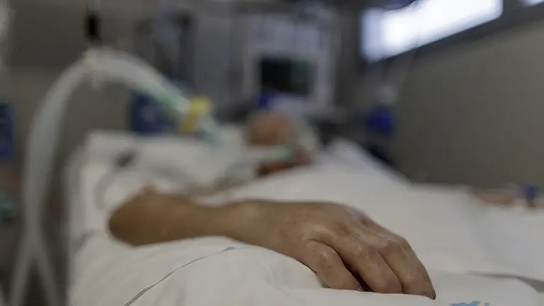 Situación de un paciente ingresado en la Unidad de Cuidados Intensivos del Hospital Infanta Sofía en San Sebastián de los Reyes (Madrid) donde el responsable de la UCI del centro, Ángel González Gallego, ha señalado que &#34;sí el funcionamiento normal de la UVI era de 8 camas, han llegado a tener 40 puestos críticos, cinco veces más de su capacidad&#34;, debido a la crisis del Covid-19 en la región. En San Sebastián de los Reyes, Madrid, (España), a 28 de abril de 2020.

29 ABRIL 2020;CORONAVIRUS;VIRUS;COVID19;EPIDEMIA;PANDEMIA;SAN SEBASTIAN DE LOS REYES;HOSPITAL INFANTA SOFIA
  (Foto de ARCHIVO)

28/4/2020