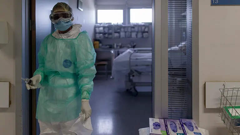 Un trabajador sanitario en la puerta de la habitación de un paciente ingresado en la Unidad de Cuidados Intensivos del Hospital Infanta Sofía en San Sebastián de los Reyes (Madrid) donde el responsable de la UCI del centro, Ángel González Gallego, ha señalado que "si el funcionamiento normal de la UVI era de 8 camas, han llegado a tener 40 puestos críticos, cinco veces más de su capacidad", debido a la crisis del Covid-19 en la región. En San Sebastián de los Reyes, Madrid, (España), a 28 de abril de 2020.

29 ABRIL 2020;CORONAVIRUS;VIRUS;COVID19;EPIDEMIA;PANDEMIA;SAN SEBASTIAN DE LOS REYES;HOSPITAL INFANTA SOFIA
  (Foto de ARCHIVO)

28/4/2020