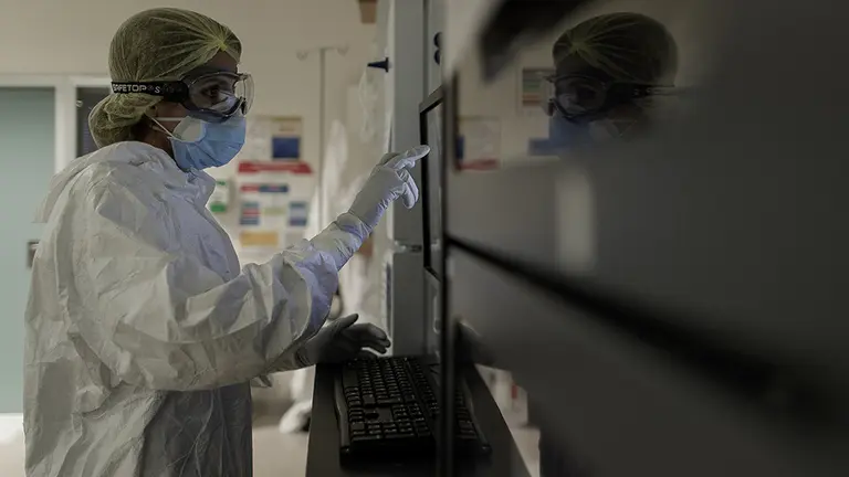 Un trabajador sanitario en la puerta de la habitación de un paciente ingresado en la Unidad de Cuidados Intensivos del Hospital Infanta Sofía en San Sebastián de los Reyes (Madrid) donde el responsable de la UCI del centro, Ángel González Gallego, ha señalado que "si el funcionamiento normal de la UVI era de 8 camas, han llegado a tener 40 puestos críticos, cinco veces más de su capacidad", debido a la crisis del Covid-19 en la región. En San Sebastián de los Reyes, Madrid, (España), a 28 de abril de 2020.

29 ABRIL 2020;CORONAVIRUS;VIRUS;COVID19;EPIDEMIA;PANDEMIA;SAN SEBASTIAN DE LOS REYES;HOSPITAL INFANTA SOFIA
  (Foto de ARCHIVO)

28/4/2020