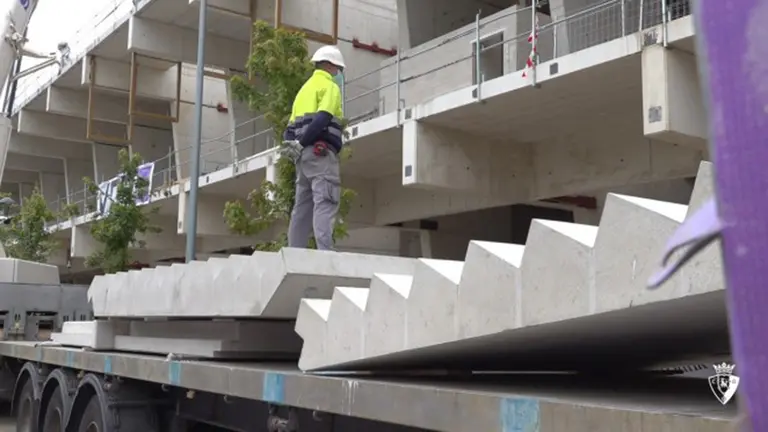 Las nuevas escaleras que se colocan en el estadio de El Sadar. CA Osasuna.