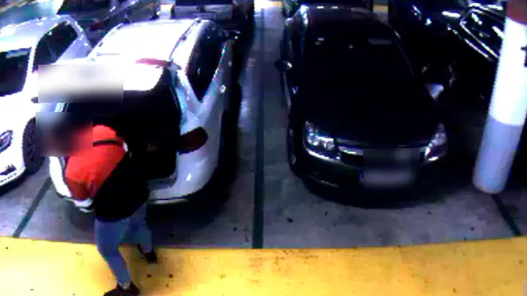 Momento en el que el joven de 20 años roba en el interior de un maletero de un coche GUARDIA CIVIL