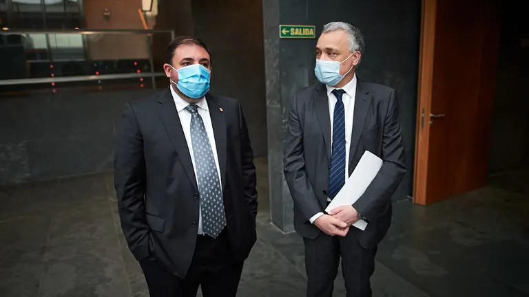 El Presidente del Parlamento de Navarra Unai Hualde junto al Defensor del pueblo navarra Francisco Javier Enériz momentos antes del comienzo de la sesión. MIGUEL OSÉS