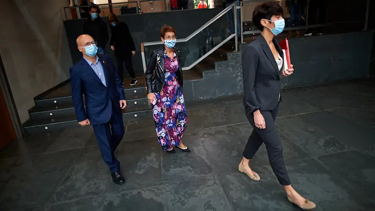 Llegada de la Presidenta del Gobierno de Navarra María Chivite junto a los consejeros Bernardo Ciriza, Cohesión Territorial, y Elma Saiz, Economóa y Hacienda. MIGUEL OSÉS