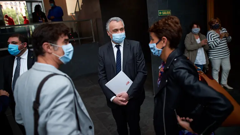 El defensor del pueblo Francisco Javier Enériz (c) habla con la presidenta del Gobierno de Navarra María Chivite (d) y el consejero de justicia Eduardo Santos (i) momentos antes de entrar al pleno. MIGUEL OSÉS