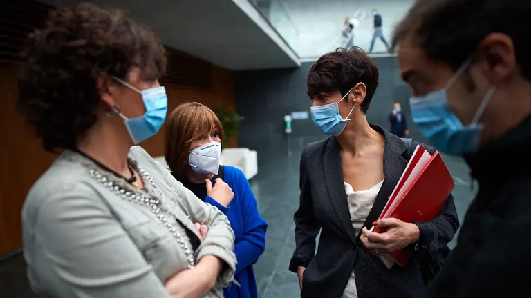 La portavoz de Geroa Bai, Uxue Barkos junto a la consejera de Economía y Hacienda Elma Saiz momentos antes del comienzo del pleno. MIGUEL OSÉS