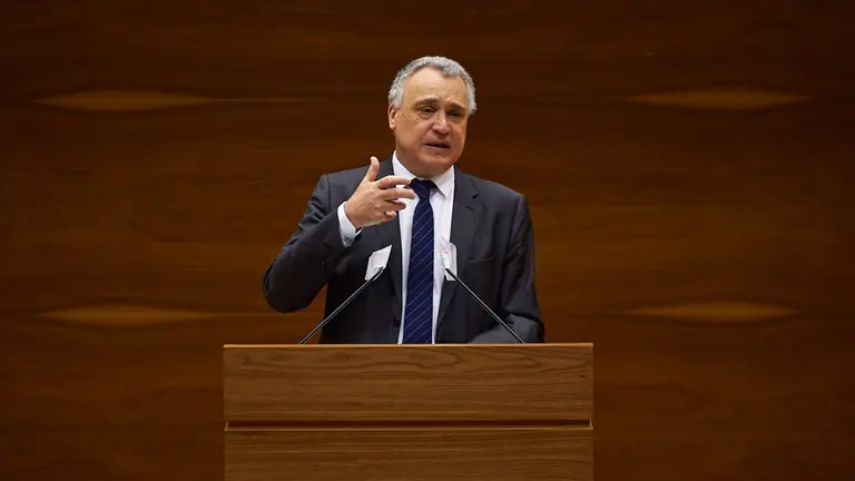 El defensor del pueblo navarra, Francisco Javier Enériz, en la tribuna de oradores del Parlamento de Navarra. MIGUEL OSÉS