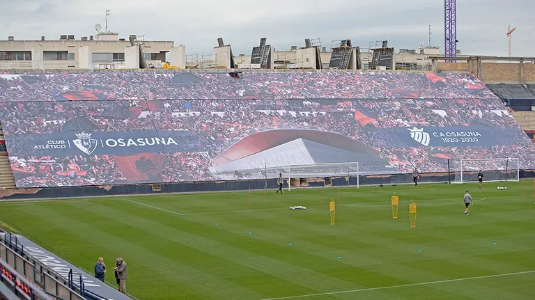 Una gran lona cubre las gradas de un Sadar en plena remodelación del estadio. CA Osasuna.