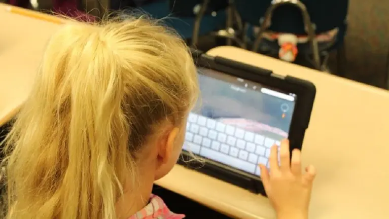 Una niña utiliza una tablet en clase. ARCHIVO