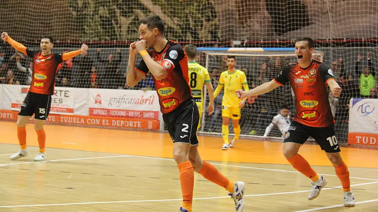 David García, en el centro, celebra un gol con sus compañeros del Ribera Navarra en Tudela. Cedida.