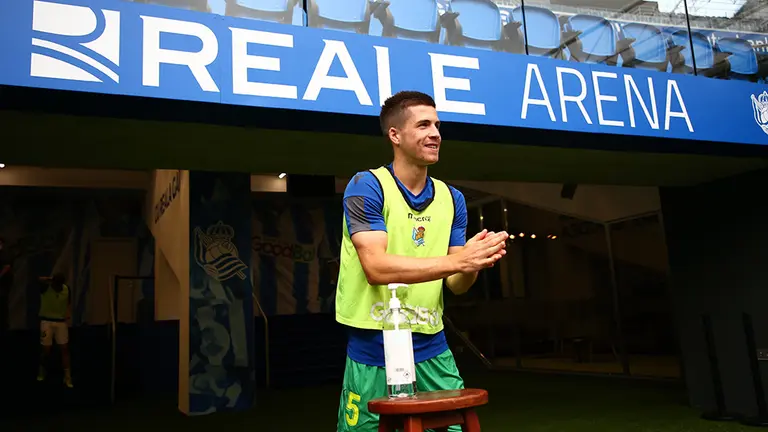 Igor Zubeldia se lava las manos a la entrada al campo de fútbol. @RealSociedad.