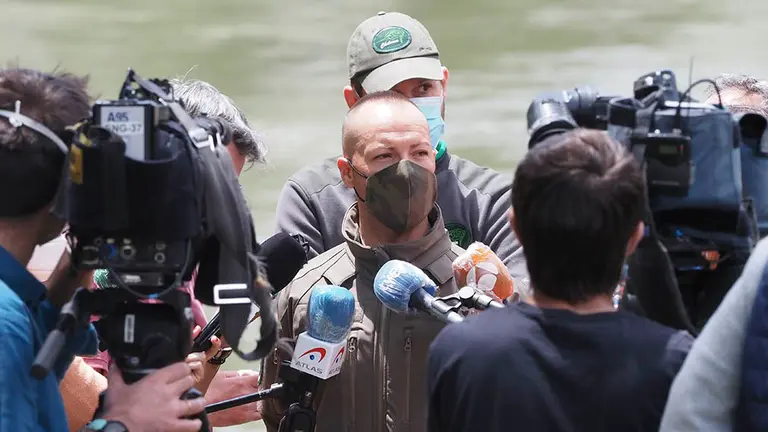 El jefe de Rastreo forestal y rastreador profesional, Fernando Gómez, ofrece declaraciones a los medios de comunicación tras trasladarse a Valladolid para colaborar junto al Seprona de la Guardia Civil en las tareas de búsqueda del cocodrilo que fue avistado el pasado sábado en Pesqueruela, en la confluencia de los ríos Duero y Pisuerga. El experto rastreador inspeccionará la zona durante el día de hoy con el fin de localizar al animal, cuya longitud oscila entre 1 y 1,5 metros. En Pesqueruela, Simancas, Valladolid, Castilla y León (España), a 8 de junio de 2020.

08 JUNIO 2020 ANIMAL SALVAJE;RÍO;PELIGRO;BÚSQUEDA;RASTREO

8/6/2020